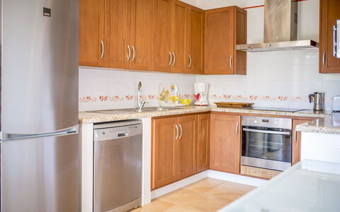 Villa Sharon: Cocina, Aparato De Cocina, Mostrador, Gabinetes, Electrodoméstico, Piso, Mueble, Madera, Fregadero, Diseño De Interiores