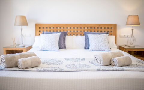 Villa Sharon: Cama, Lecho, Mueble, Habitación, Sábana, Diseño De Interiores, Linos, Madera, Suelo, Amortiguar