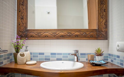 Villa Sharon: Diseño De Interiores, Arreglo De Tubería, Plomería, Baño, Lavabo Del Baño, Grifo, Espejo, Lavabo, Loseta
