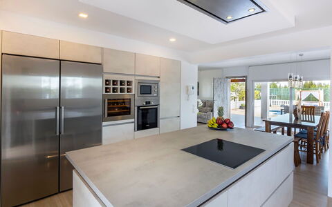 Villa Sabor: Cocina, Mostrador, Piso, Aparato De Cocina, Mueble, Diseño De Interiores, Suelo, Gabinetes, Electrodoméstico, Madera