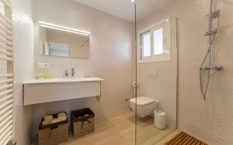 Villa Sabor: Piso, Baño, Pared, Suelo, Diseño De Interiores, Arreglo De Tubería, Mueble De Baño, Techo, Plomería, Encendiendo