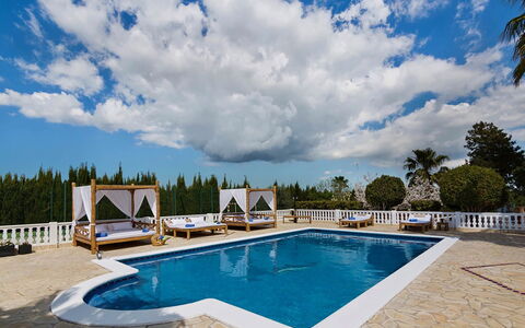 Villa Sabor: Azul, Piscina, Ocio, Mueble, Recurso, Sombra, Mueble Para Exteriores, Eco Hotel, Silla, Fuente De Agua