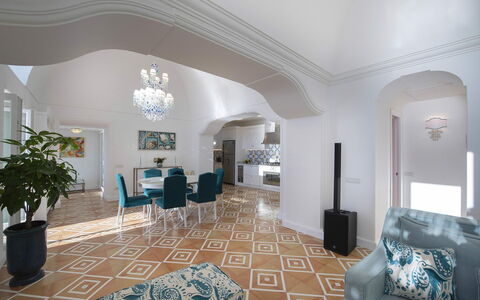 Villa Melissa: Diseño De Interiores, Mueble, Piso, Suelo, Techo, Sofá, Sala, Encendiendo, Mesa, Arquitectura