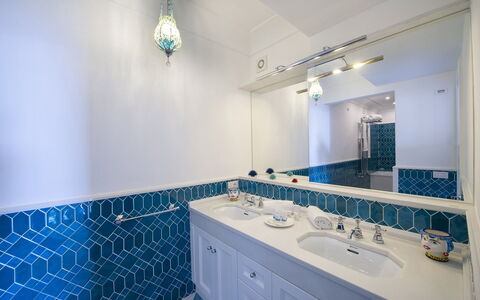Villa Melissa: Azul, Arreglo De Tubería, Piso, Diseño De Interiores, Techo, Suelo, Loseta, Grifo, Baño, Plomería