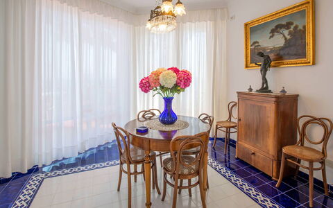 Villa Grazia: Piso, Diseño De Interiores, Suelo, Mueble, Habitación, Comedor, Techo, Manchas De Madera, Silla