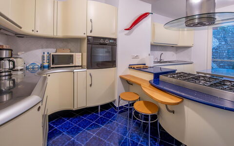 Villa Grazia: Cocina, Piso, Diseño De Interiores, Mostrador, Suelo, Aparato De Cocina, Electrodoméstico, Techo, Mueble, Encendiendo