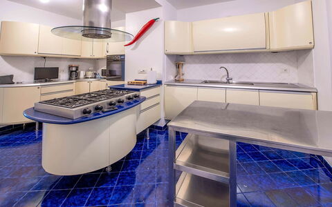Villa Grazia: Cocina, Piso, Diseño De Interiores, Aparato De Cocina, Mostrador, Electrodoméstico, Estufa De Cocina, Suelo, Techo, Encendiendo