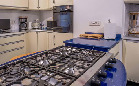 Villa Grazia: Aparato De Cocina, Cocina, Estufa De Cocina, Electrodoméstico, Estufa De Gas, Estufa, Electrodoméstico, Mostrador, Estufa, Gabinetes