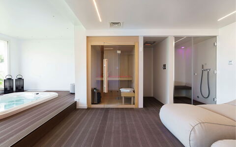 Villa Bel Prato: Diseño De Interiores, Piso, Suelo, Madera, Techo, Mueble, Habitación, Encendiendo, Cama, Habitación