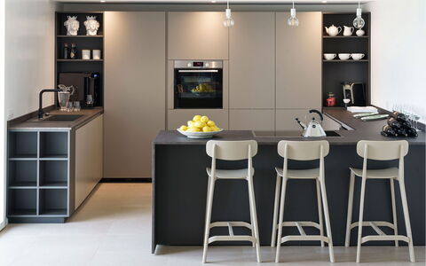 Villa Bel Prato: Mueble, Cocina, Aparato De Cocina, Diseño De Interiores, Mostrador, Gabinetes, Electrodoméstico, Taburete De Bar, Electrodoméstico, Piso