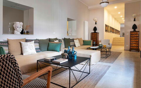 Sibilla: Mueble, Diseño De Interiores, Sofá, Piso, Suelo, Pared, Sala, Habitación, Madera, Amortiguar