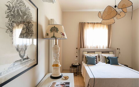 Sibilla: Mueble, Diseño De Interiores, Pared, Cama, Habitación, Habitación, Madera, Suelo, Piso, Lámpara