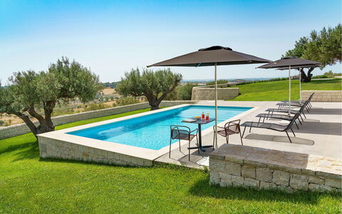 Green Hill: Piscina, Azul, Mueble Para Exteriores, Recurso, Sunlounger, Material Compuesto, Inmuebles, Eco Hotel, Jardín, Paisajismo