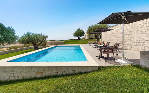 Green Hill: Piscina, Azul, Material Compuesto, Recurso, Losa, Inmuebles, Jardín, Paisajismo, Mueble Para Exteriores, Casa De Campo