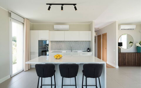 Green Hill: Mueble, Diseño De Interiores, Piso, Suelo, Cocina, Silla, Lámpara, Cocina Y Comedor Mesa, Mostrador, Madera