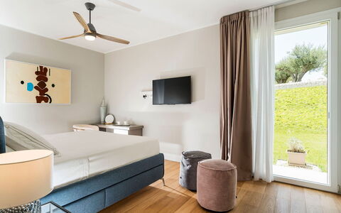 Green Hill: Mueble, Diseño De Interiores, Piso, Cama, Suelo, Madera, Habitación, Techo, Casa, Habitación