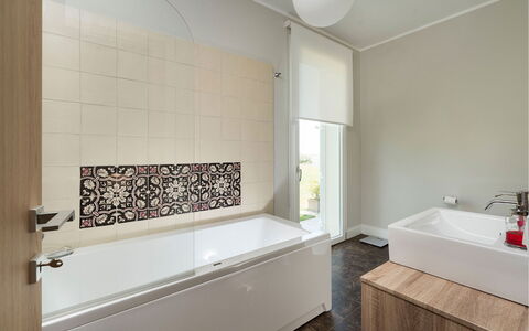Green Hill: Bañera, Piso, Arreglo De Tubería, Baño, Suelo, Diseño De Interiores, Grifo, Plomería, Loseta, Habitación
