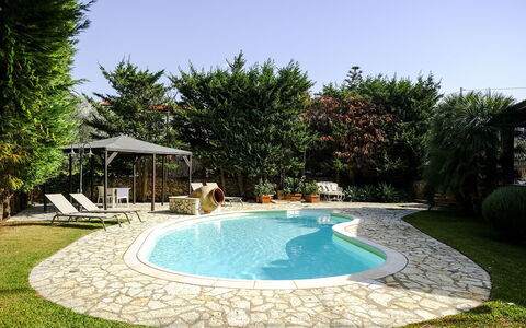 Villa Virna: Piscina, Recurso, Mueble Para Exteriores, Losa, Patio Interior, Sombra, Eco Hotel, Jardín, Paraguas, Fuente De Agua