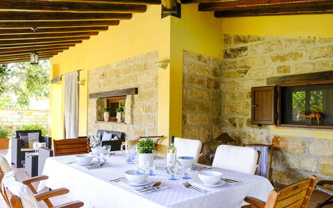 Villa Virna: Mueble, Diseño De Interiores, Silla, Mesa, Cocina Y Comedor Mesa, Techo, Piso, Casa, Encendiendo, Comedor