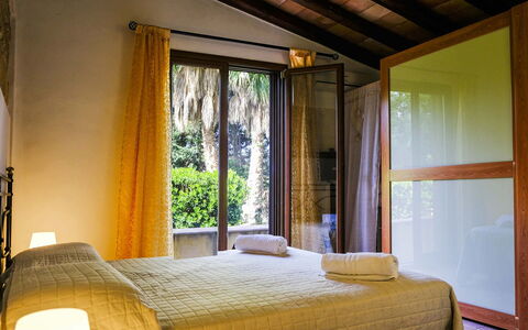 Villa Virna: Madera, Diseño De Interiores, Habitación, Cama, Casa, Sábana, Lecho, Marco De La Cama, Linos, Tratamiento De La Ventana