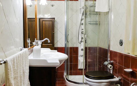 Villa Virna: Baño, Lavabo Del Baño, Arreglo De Tubería, Diseño De Interiores, Lavabo, Piso, Suelo, Grifo, Habitación, Plomería