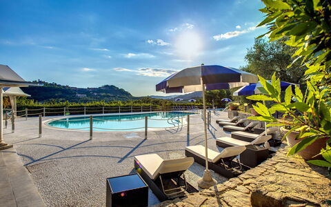 Villa la Brezza: Piscina, Recurso, Mueble Para Exteriores, Thermae, Silla, Eco Hotel, Sunlounger, Hotel, Ciudad De Vacaciones, Mesa Al Aire Libre