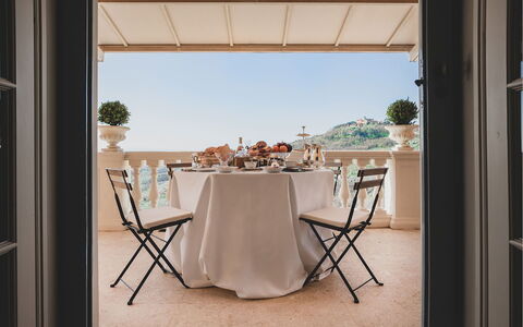 Villa la Brezza: Mueble, Silla, Mueble Para Exteriores, Mesa, Mesa Al Aire Libre, Balcón, Sombra, Restaurante, Maceta, Cocina Y Comedor Mesa