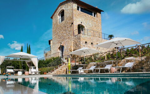 Villa Torre del Chianti: Piscina, Recurso, Inmuebles, Paraguas, Villa, Ciudad De Vacaciones, Mueble Para Exteriores, Sunlounger, Eco Hotel, Hotel