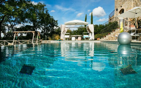 Villa Torre del Chianti: Piscina, Recurso, Mueble Para Exteriores, Paraguas, Sunlounger, Inmuebles, Eco Hotel, Ocio, Villa, Hacienda