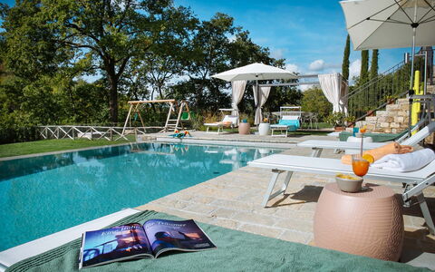 Villa Torre del Chianti: Piscina, Mueble Para Exteriores, Mueble, Paraguas, Sunlounger, Recurso, Ocio, Silla, Eco Hotel, Sombra