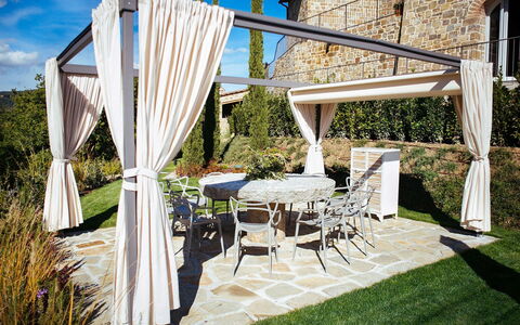 Villa Torre del Chianti: Mueble, Mueble Para Exteriores, Silla, Mesa, Sombra, Jardín, Kiosko, Patio, Mesa Al Aire Libre, Estructura Al Aire Libre
