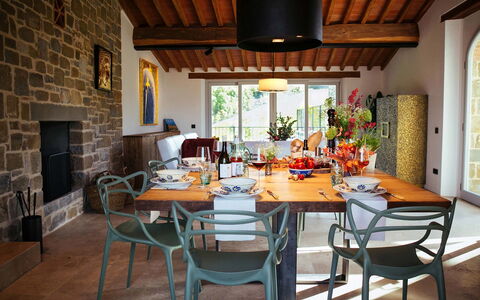 Villa Torre del Chianti: Mueble, Diseño De Interiores, Silla, Mesa, Madera, Comedor, Cocina Y Comedor Mesa, Piso, Encendiendo, Habitación