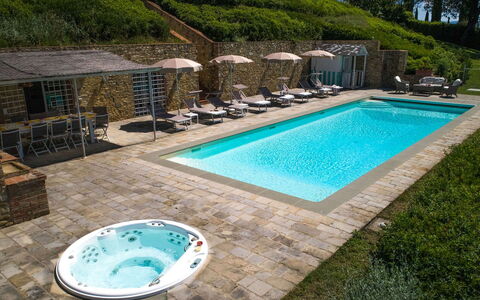 Villa Chianti: Piscina, Mueble Para Exteriores, Recurso, Paraguas, Ocio, Sunlounger, Eco Hotel, Jardín, Fuente De Agua, Losa