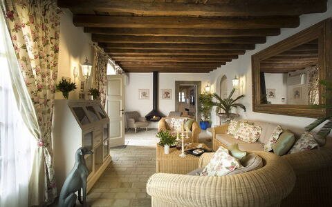 Villa Chianti: Mueble, Diseño De Interiores, Pared, Sofá, Madera, Techo, Mesa, Sala, Silla, Encendiendo