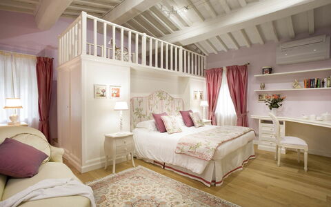 Villa Chianti: Mueble, Cama, Diseño De Interiores, Lecho, Habitación, Sábana, Habitación, Linos, Suelo, Madera