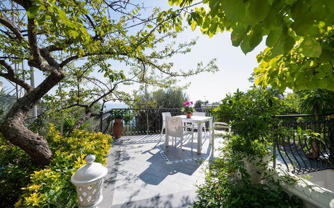 Villa Eva: Mueble, Silla, Primavera, Jardín, Sombra, Mueble Para Exteriores, Maceta, Paisajismo, Yarda