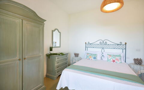 Villa Eva: Mueble, Diseño De Interiores, Habitación, Cama, Habitación, Suelo, Piso, Encendiendo, Lecho, Linos