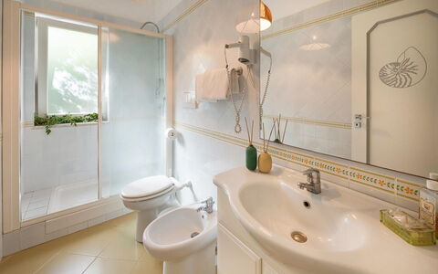 Villa Eva: Diseño De Interiores, Piso, Suelo, Arreglo De Tubería, Baño, Habitación, Techo, Encendiendo, Lavabo, Grifo