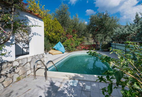 Villa Eva: Azul, Piscina, Jardín, Patio Interior, Sombra, Fuente De Agua, Paisajismo, Mueble Para Exteriores, Recurso, Eco Hotel