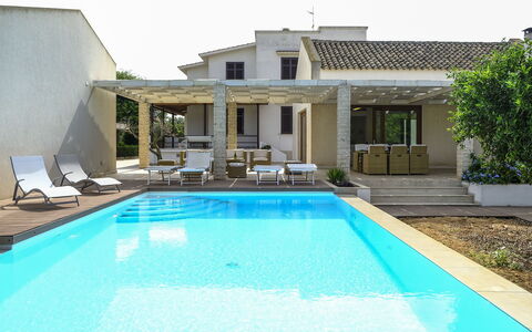 Villa Adriana: Piscina, Recurso, Barrio Residencial, Casa, Material Compuesto, Thermae, Eco Hotel, Inmuebles, Sombra, Mueble Para Exteriores