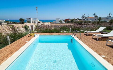 Villa Matilde: Piscina, Recurso, Material Compuesto, Eco Hotel, Mueble Para Exteriores, Hotel, Sombra, Sunlounger, Villa