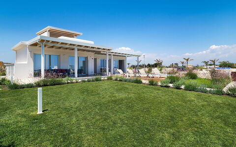 Villa Matilde: Barrio Residencial, Arquitectura, Casa, El Terreno Del Lote, Techo, Inmuebles, Sombra, Jardín, Mansión, Villa