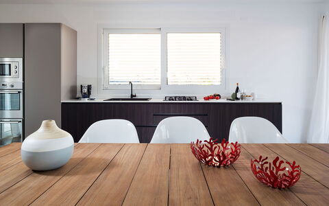 Villa Matilde: Mueble, Diseño De Interiores, Piso, Mesa, Suelo, Madera, Vajilla, Cocina Y Comedor Mesa, Cocina, Casa