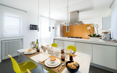 La Terrazza: Mueble, Cocina, Diseño De Interiores, Mostrador, Lámpara, Aparato De Cocina, Piso, Techo, Electrodoméstico, Madera