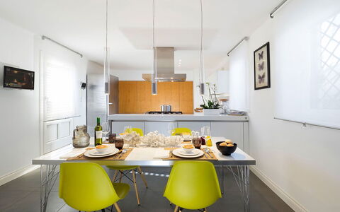 La Terrazza: Mueble, Diseño De Interiores, Cocina, Silla, Piso, Mesa, Cocina Y Comedor Mesa, Techo, Lámpara, Mostrador