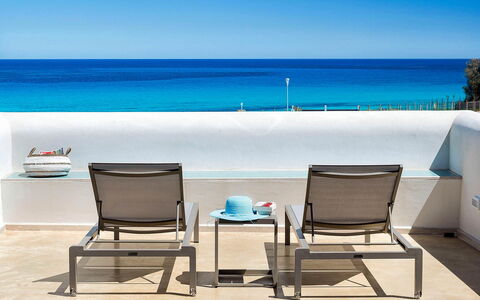 Villa Federica: Azul, Mueble, Mueble Para Exteriores, Silla, Mar, Costeras Y Los Accidentes Geográficos Oceánico, Oceano, Costa, Sombra, Playa