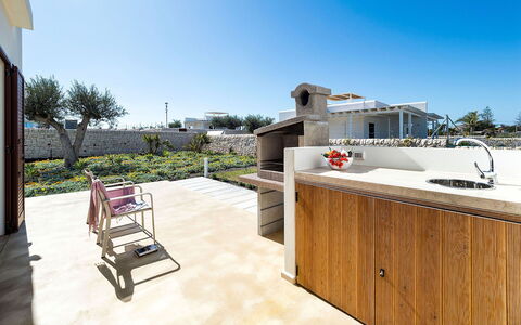 Villa Federica: Sombra, Silla, Loseta, Diseño, Villa, Planta De Casa, Mueble Para Exteriores, Cocina, Estructura Al Aire Libre, Patio