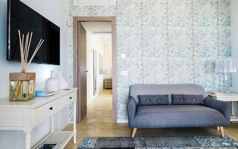 Villa Federica: Azul, Mueble, Diseño De Interiores, Piso, Suelo, Textil, Mesa, Habitación, Sala, Casa