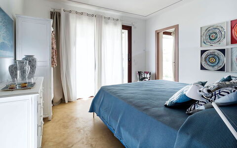 Villa Federica: Mueble, Diseño De Interiores, Cama, Habitación, Pared, Piso, Lecho, Sábana, Suelo, Madera