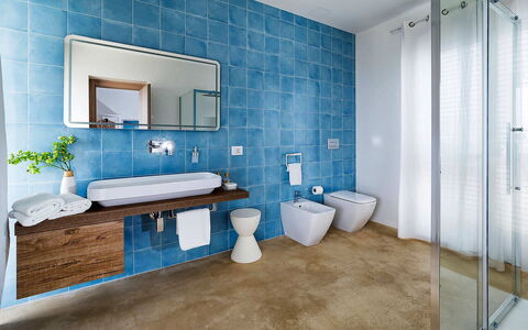 Villa Federica: Arreglo De Tubería, Baño, Piso, Diseño De Interiores, Lavabo, Suelo, Grifo, Lavabo Del Baño, Plomería, Espejo